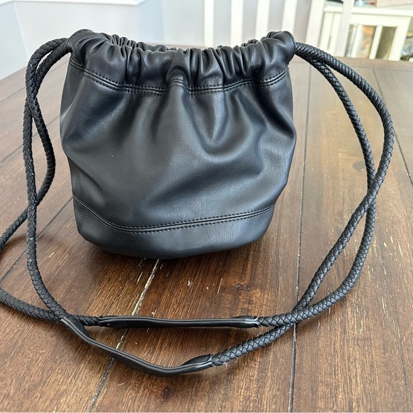 Urban outfitters vegan bucket bag - Picture 2 of 11